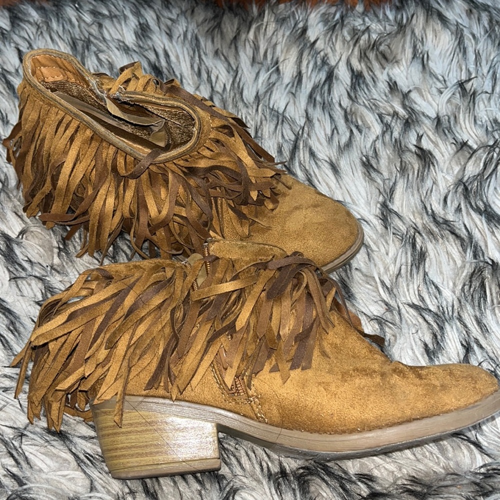 Fringe booties 😁